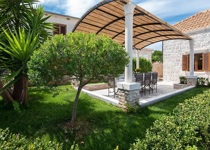 فيلة Paradise Lovište