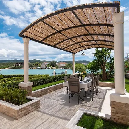 Paradise 로비스테