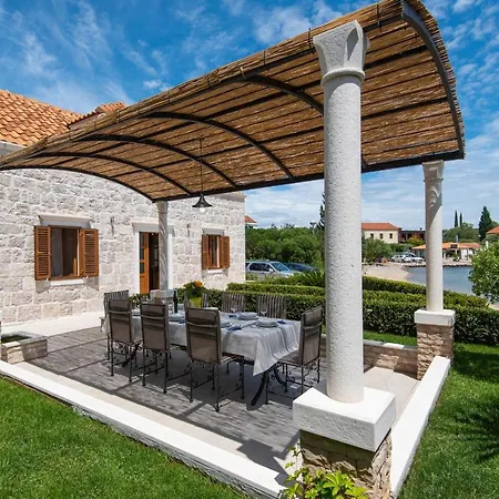 Paradise 로비스테